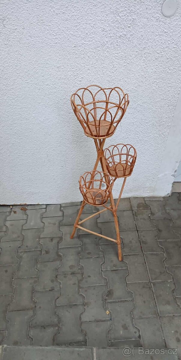 Proutěný stojany na květiny