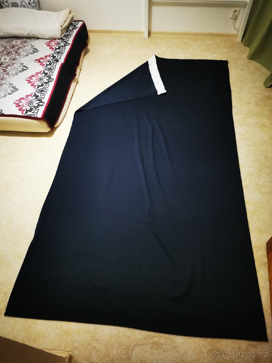 Prodám 2ks tmavě modrých závěsů