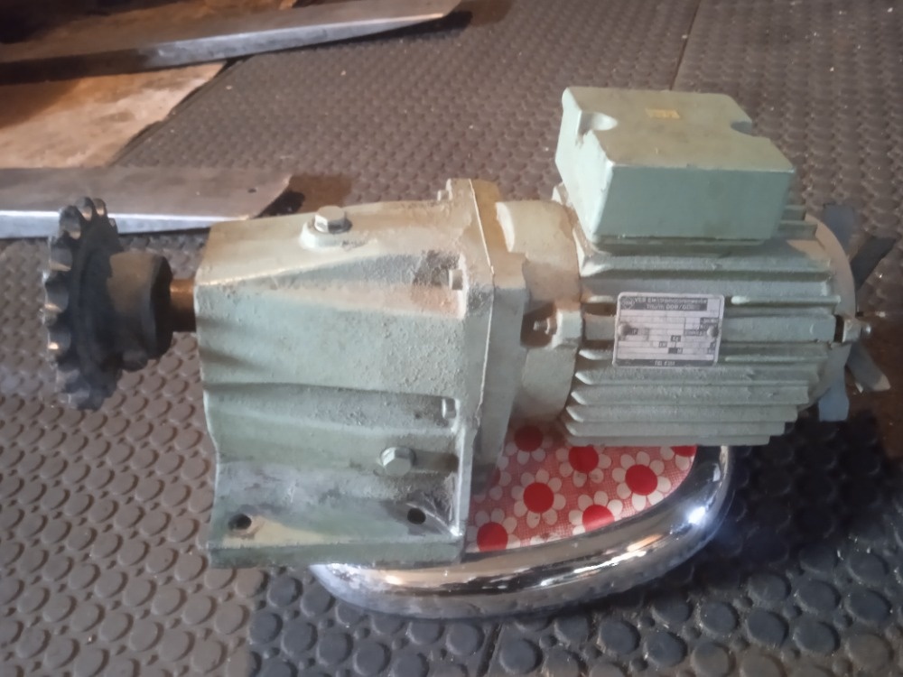 elektromotor s prevodovkou