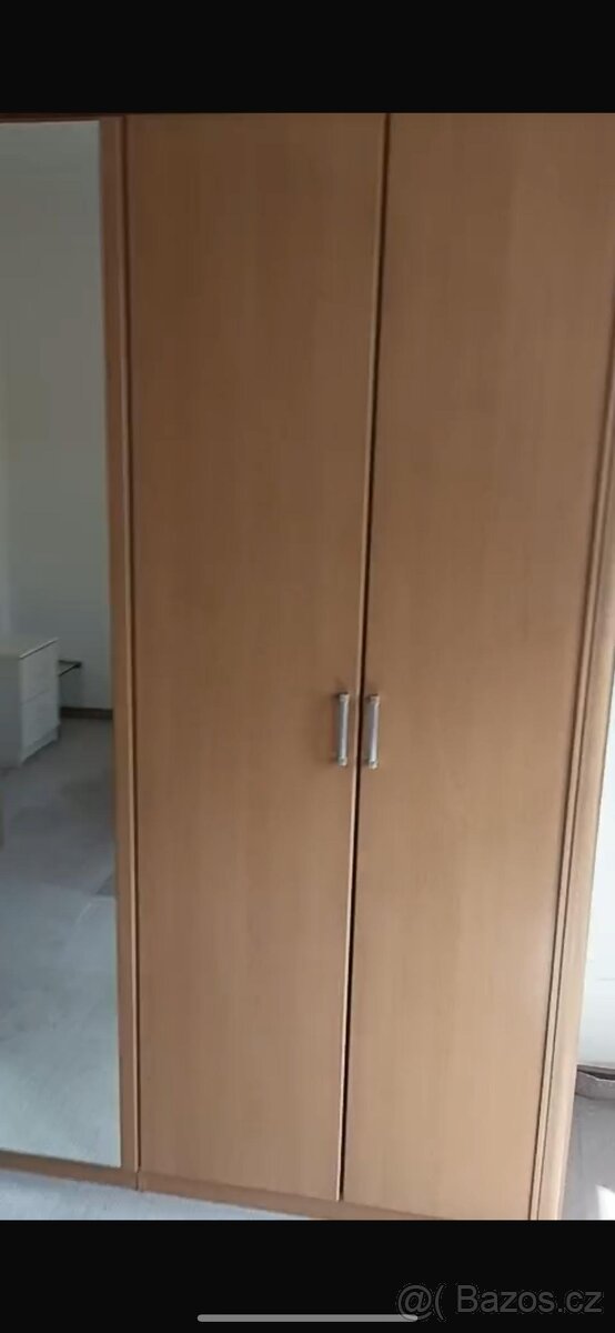 Šatní skříně,stul