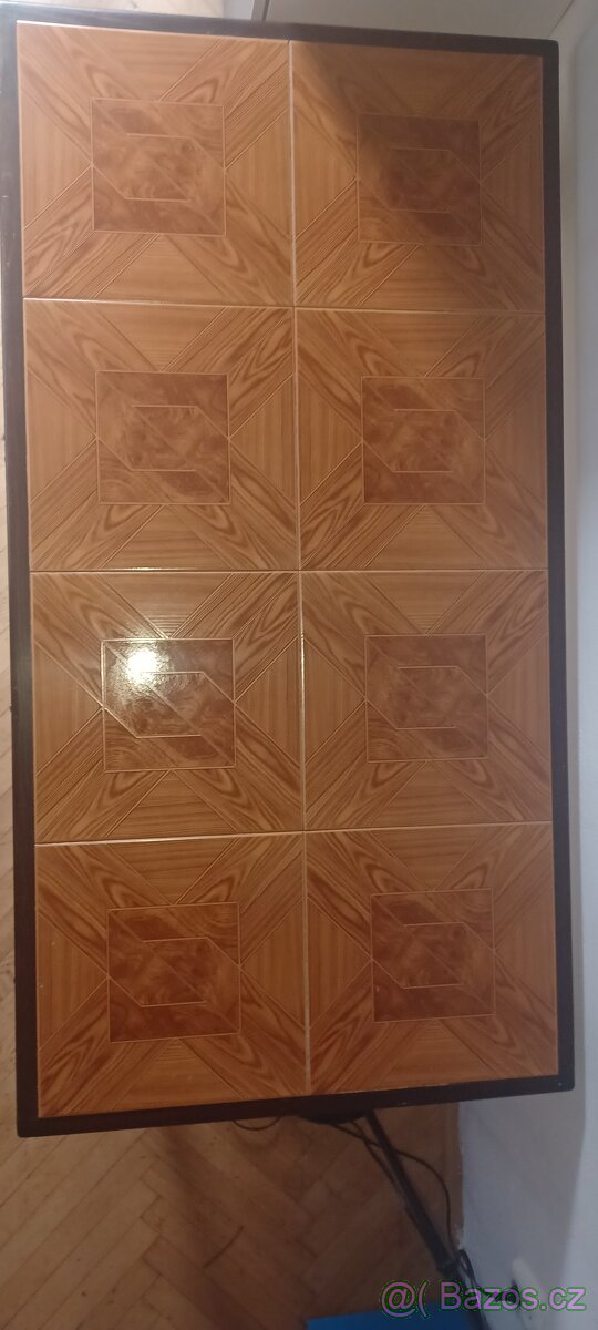 Postarší konferenční stůl z masivu