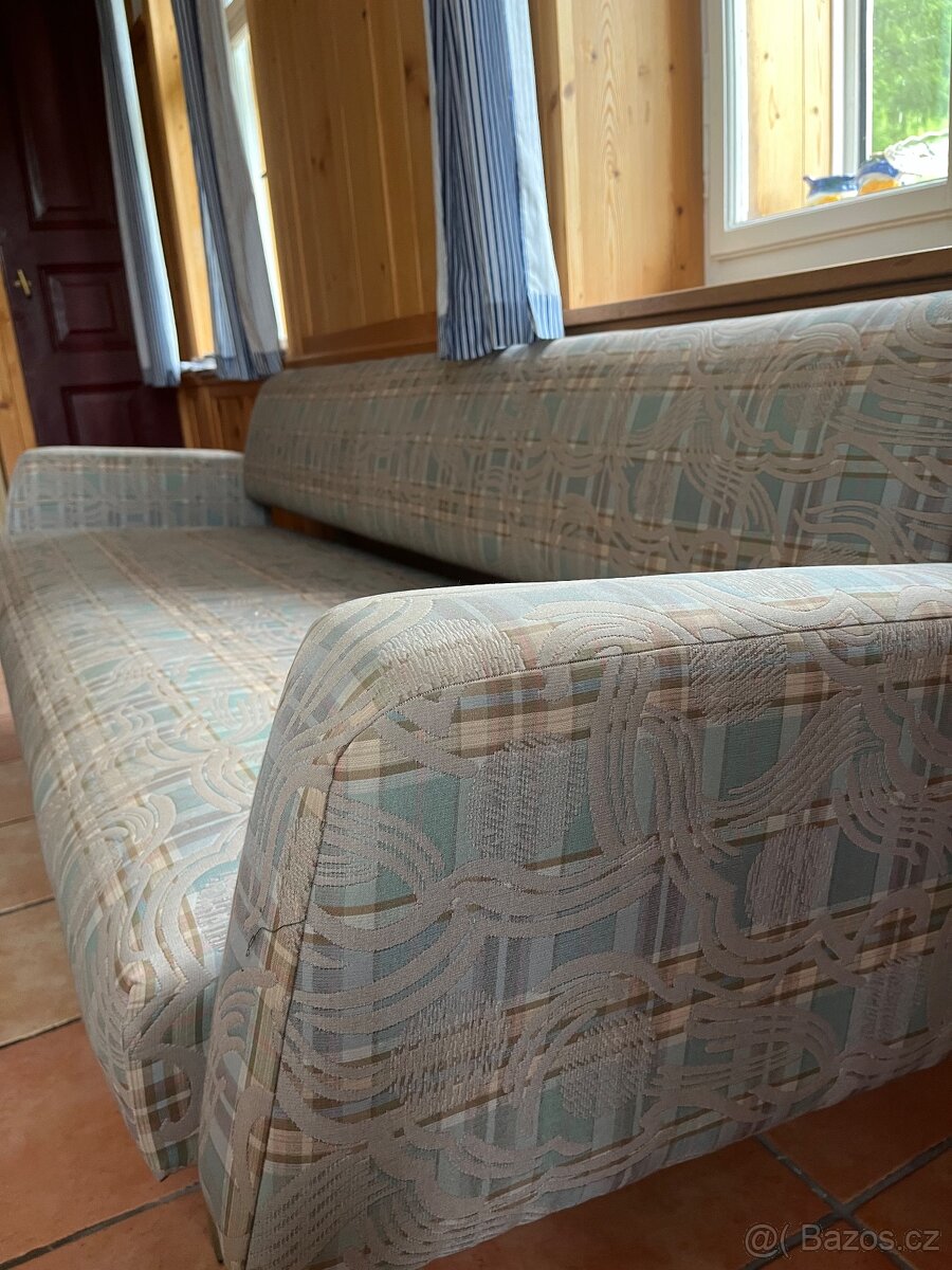 Starší gauč, čistý bez poškození za odvoz.