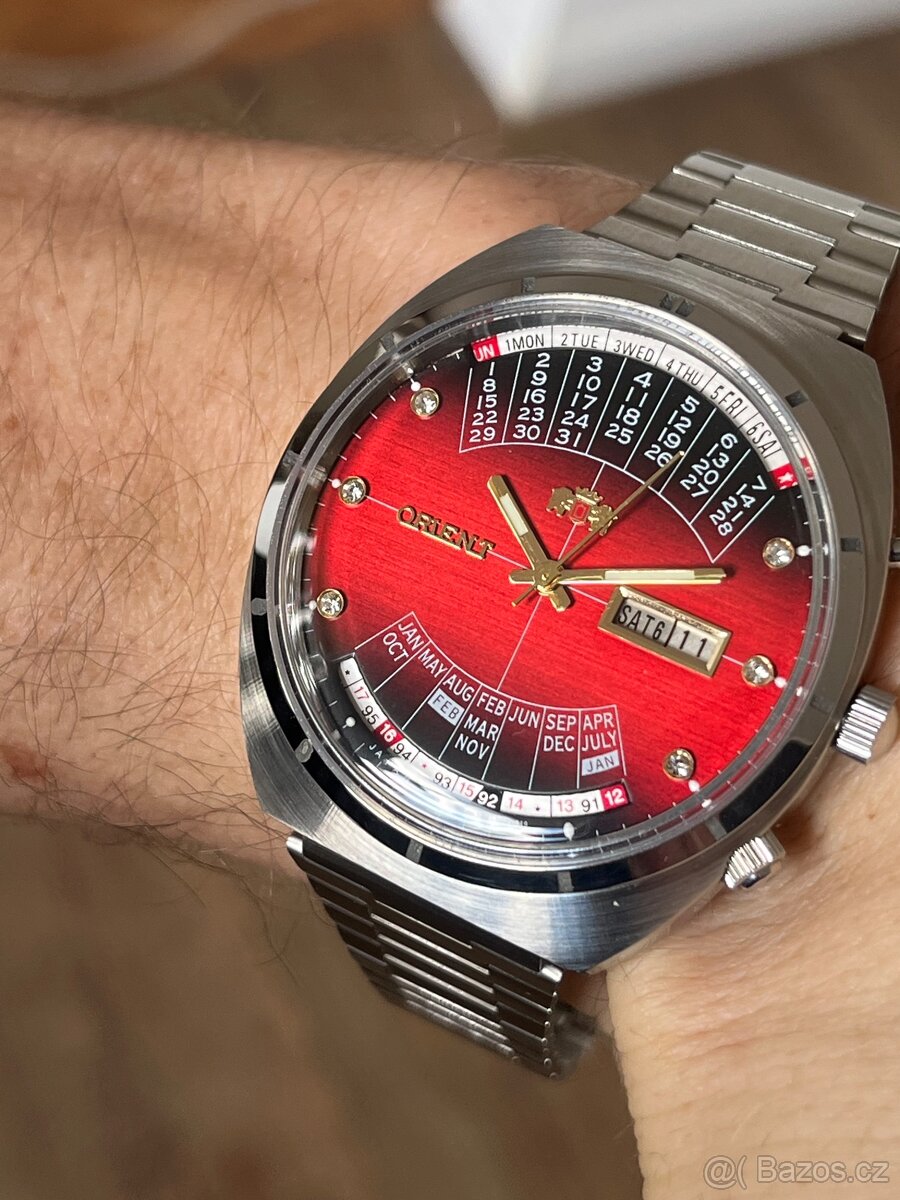 Orient vecny klendar / červený ciferník