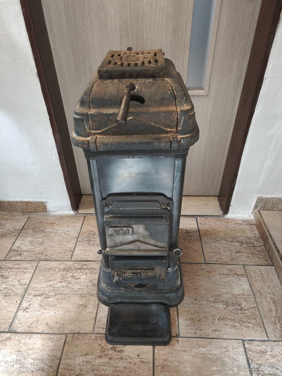 Staré litinové kamna.