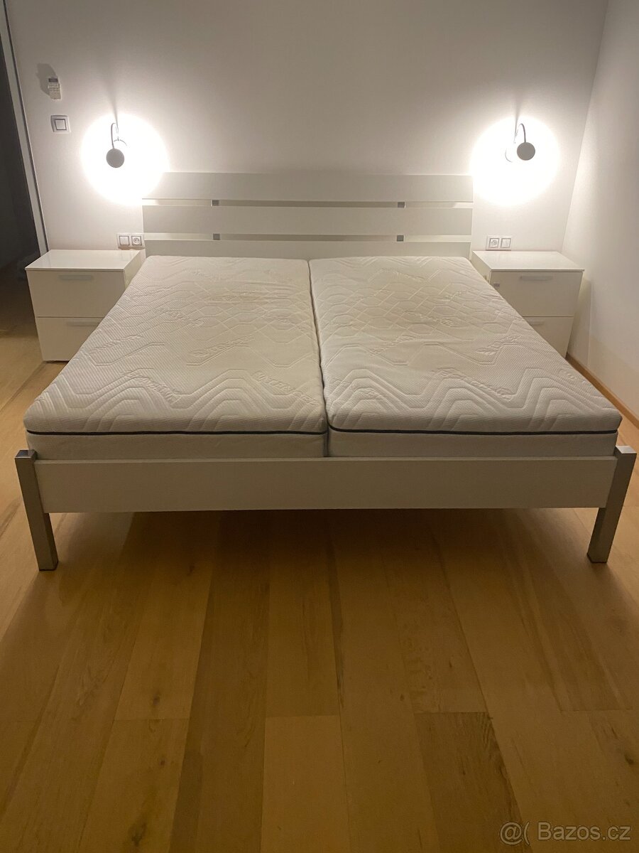 Moderní manželská postel s nočními stolky