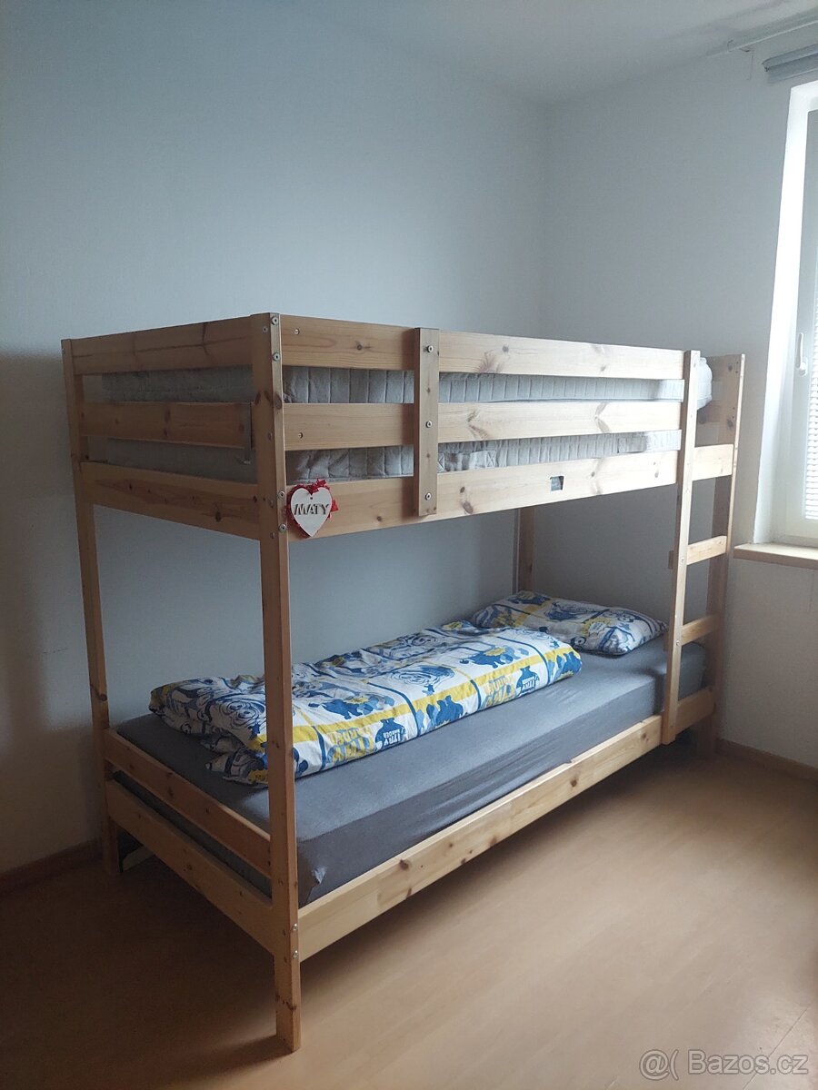 Patrová postel