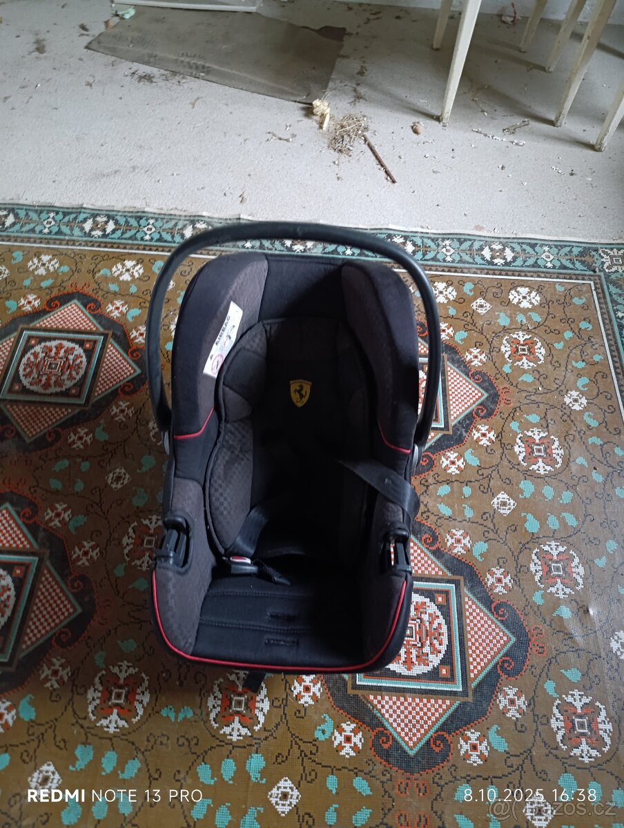 Dětská postýlka Kinderkraft a autosedačku vajíčko Ferrari