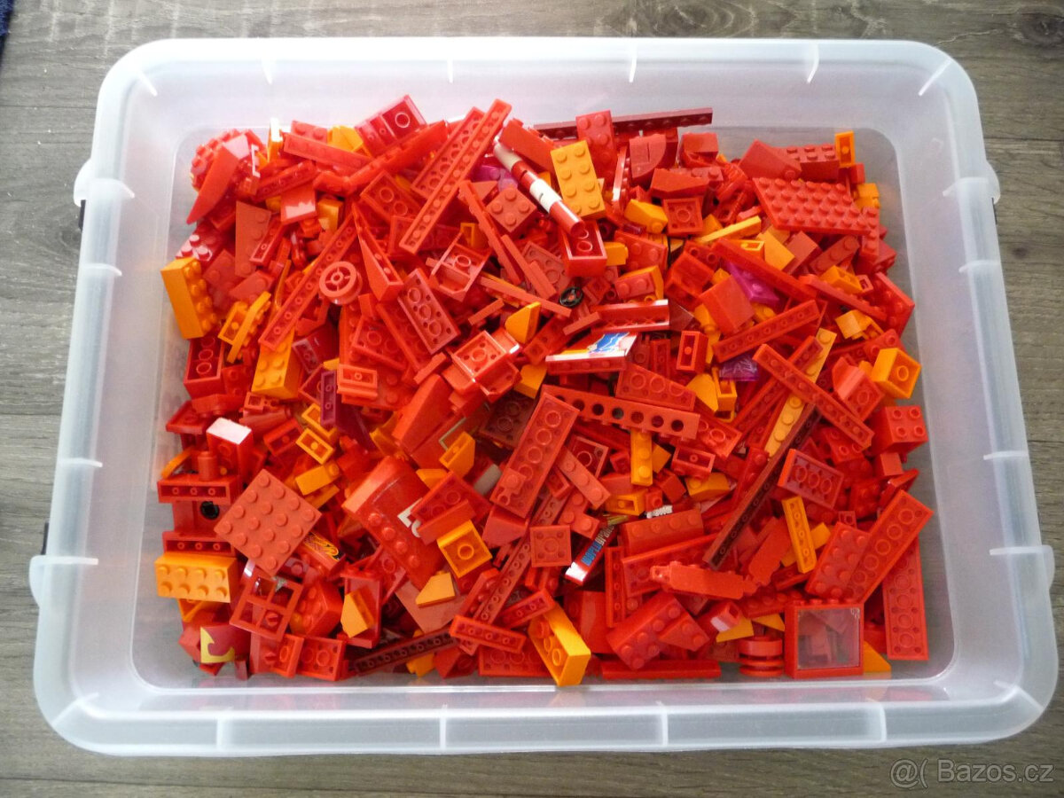 cca 11kg Lego kostek - rozděleno dle barev