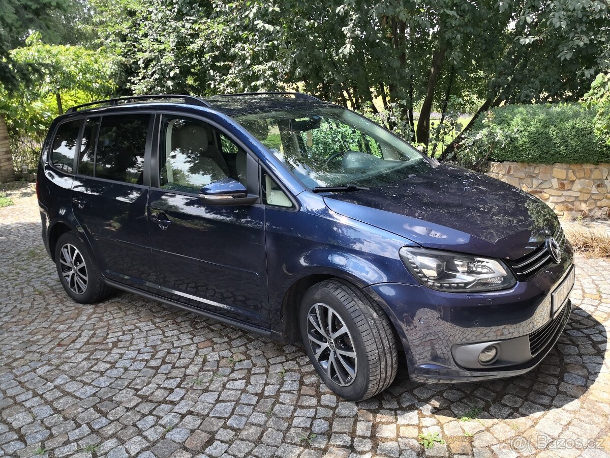 VW Touran 1.6 TDI DSG, 2013, 5 míst, světlý interiér