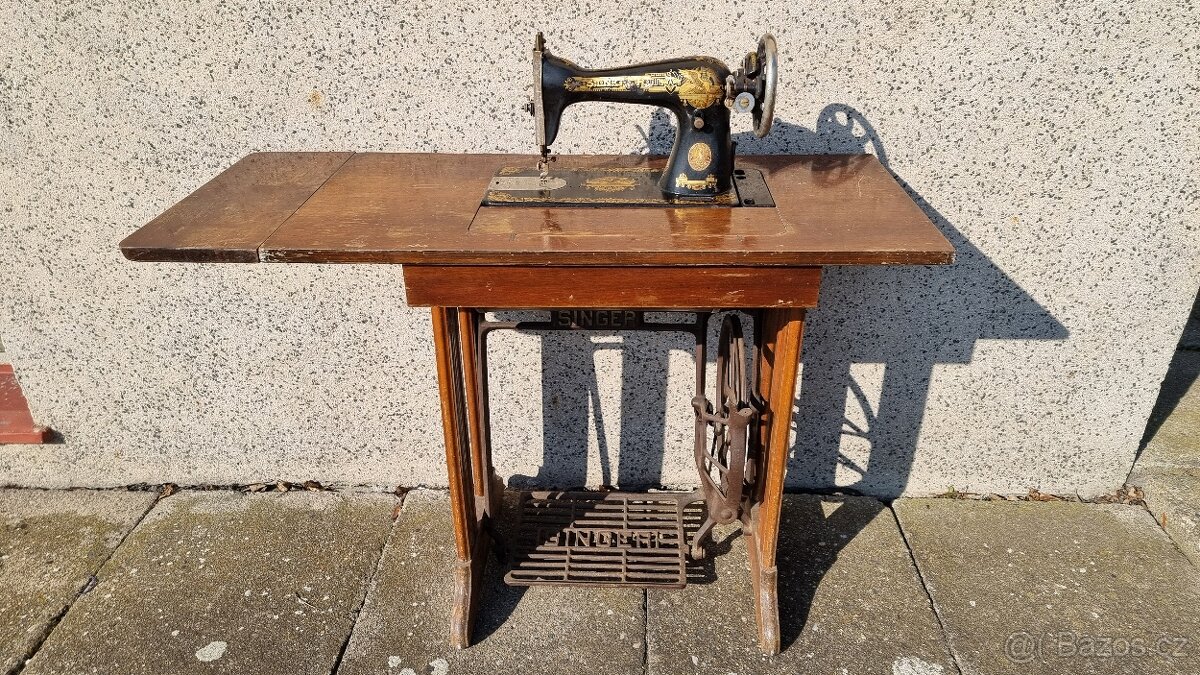 Starožitný šicí stroj SINGER
