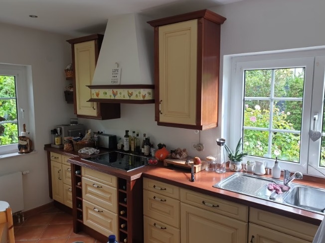 Moderní kuchyňská linka se spotřebiči