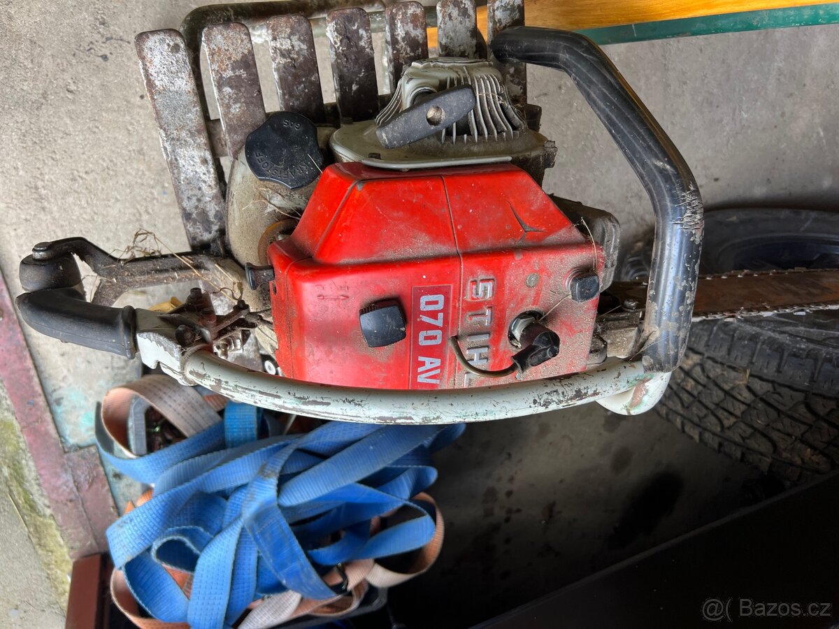 Stará motorová pila Stihl .