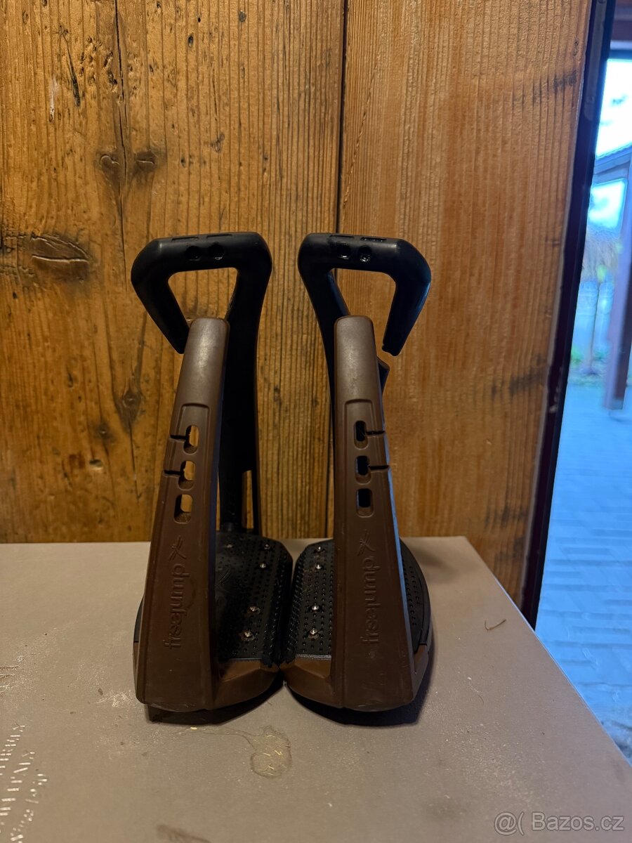 Freejump třmeny hnědé a černé