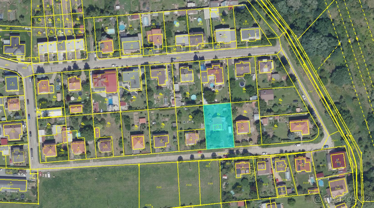 Zasíťovaný stavební pozemek 1004m2 pro 2 RD, 30 min od Prahy