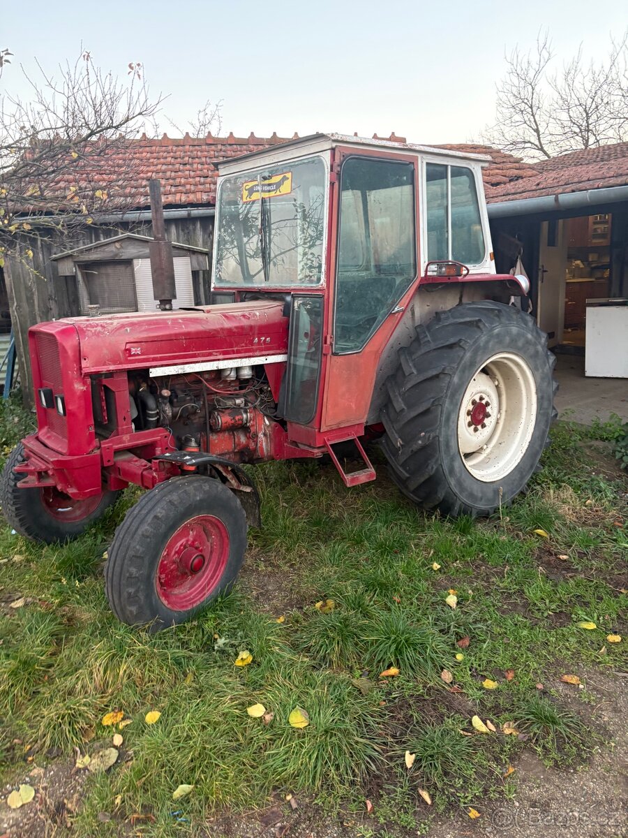 Anglický traktor international 475