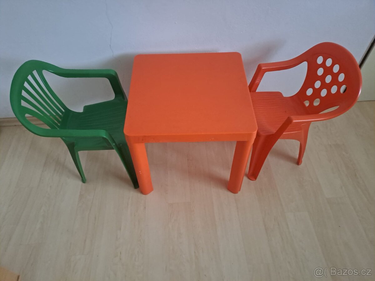 Dětské židle a stoleček