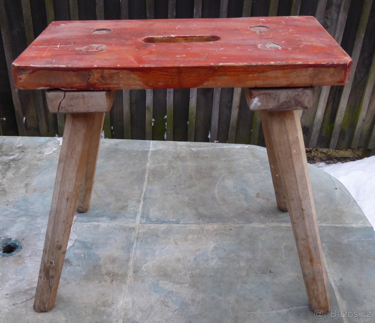 Starožitné dvě různé stoličky a sekyrka po dědečkovi
