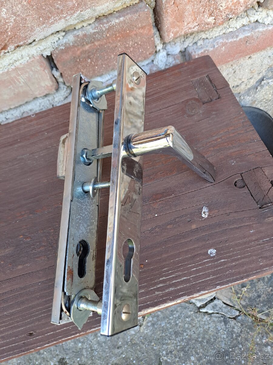 Dřevěné dveře k renovaci