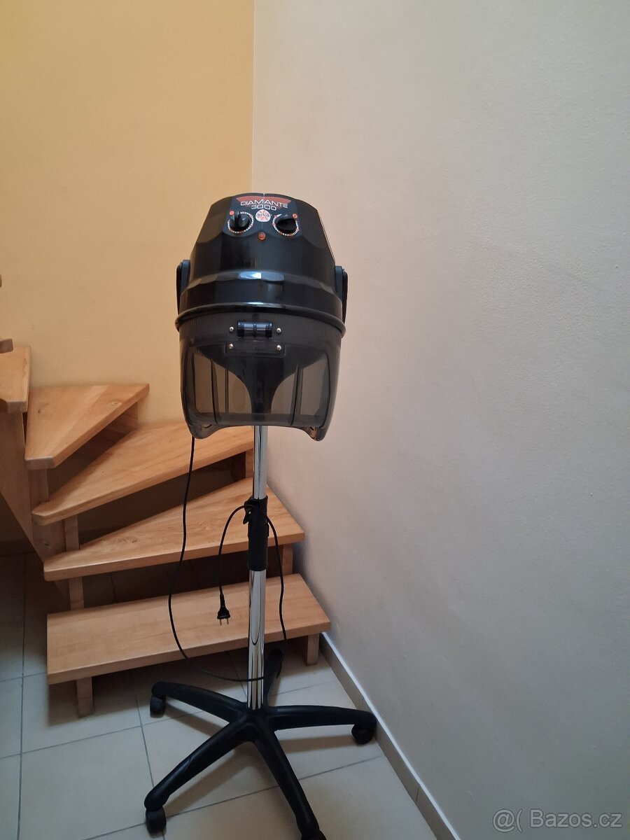 Sušící helma na stojanu