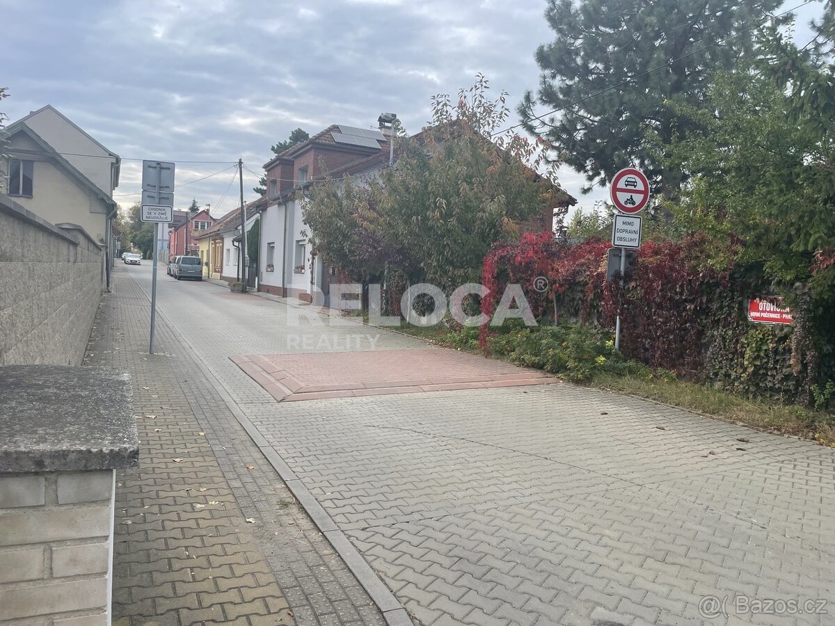 Prodej stavebního pozemku, 1080m2, Praha, Horní Počernice.