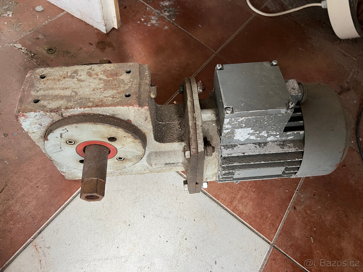 Přírubový motor 0,75kW s převodovkou 1/80
