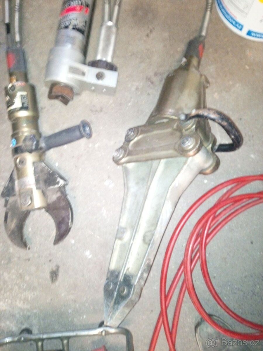 Hydraulická benzínová jednotka s vyprošťovacími kleštěmi