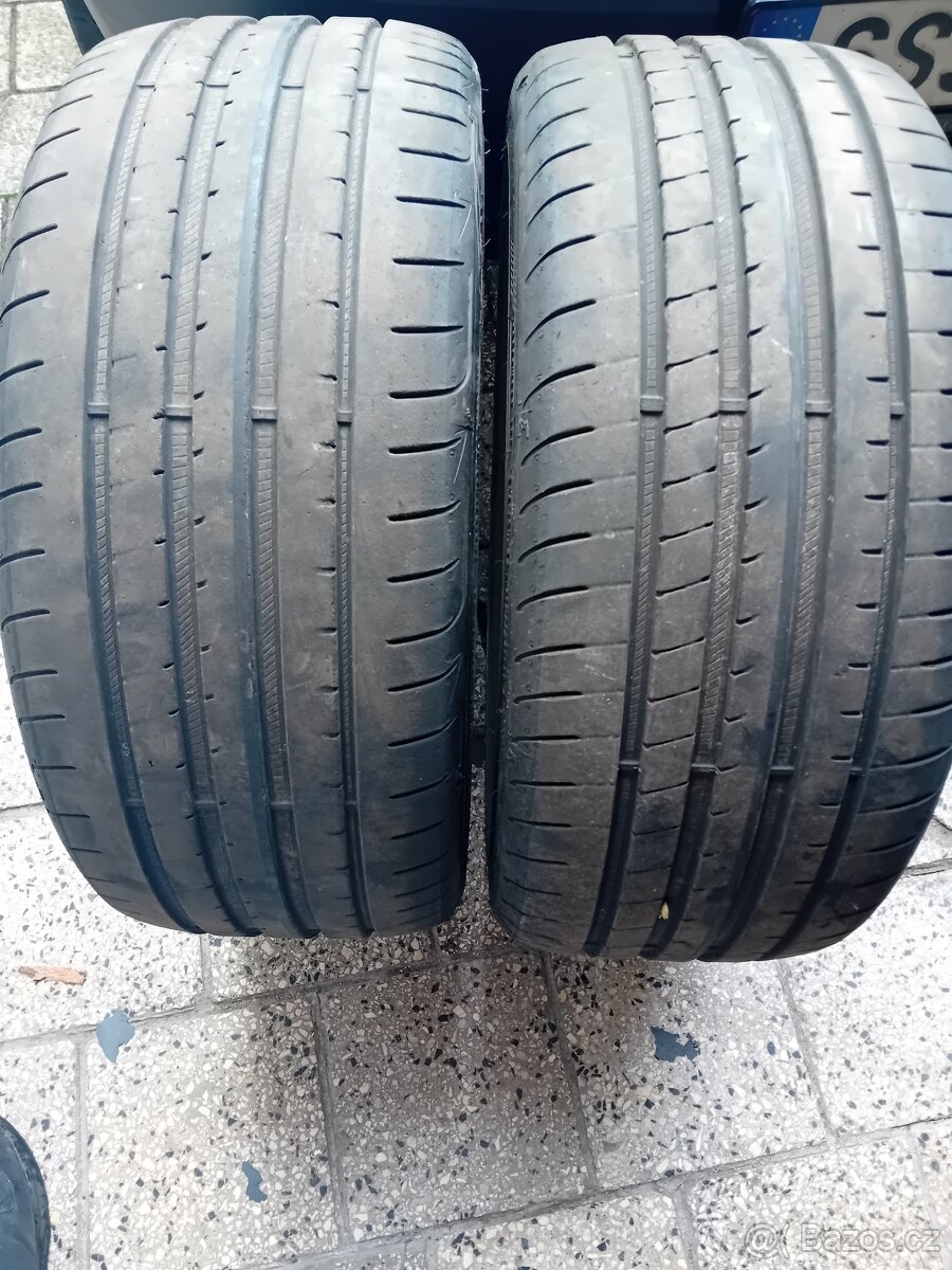 225/40R18