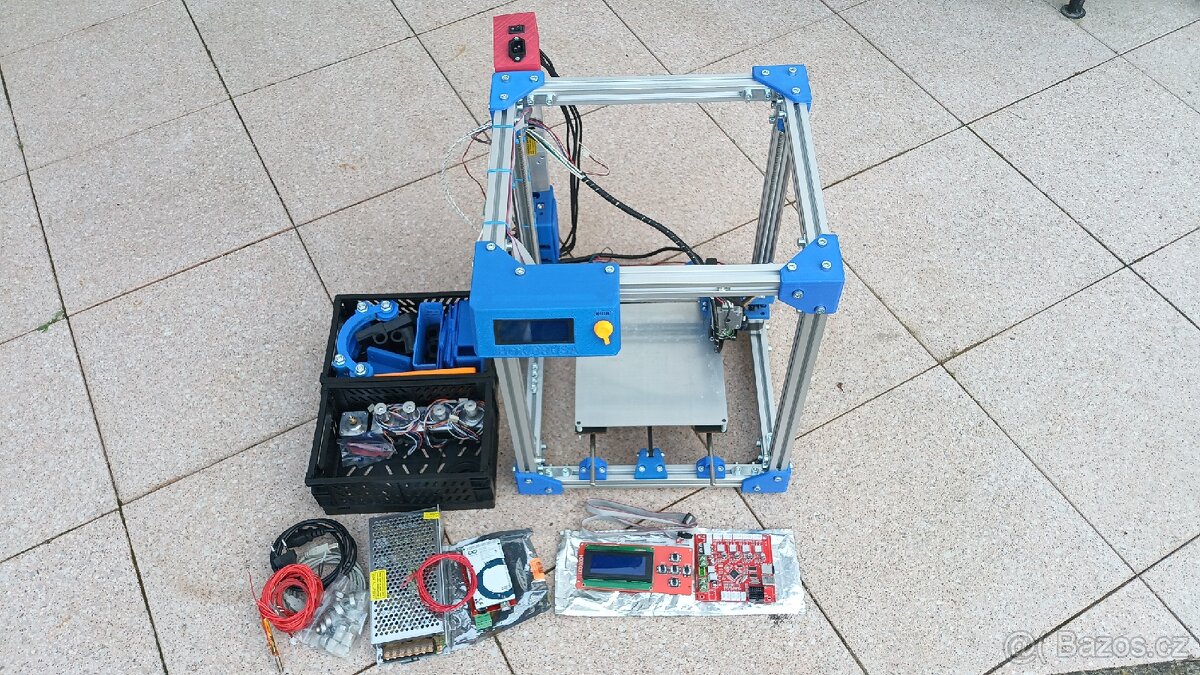 Rozestavěná 3D tiskárna