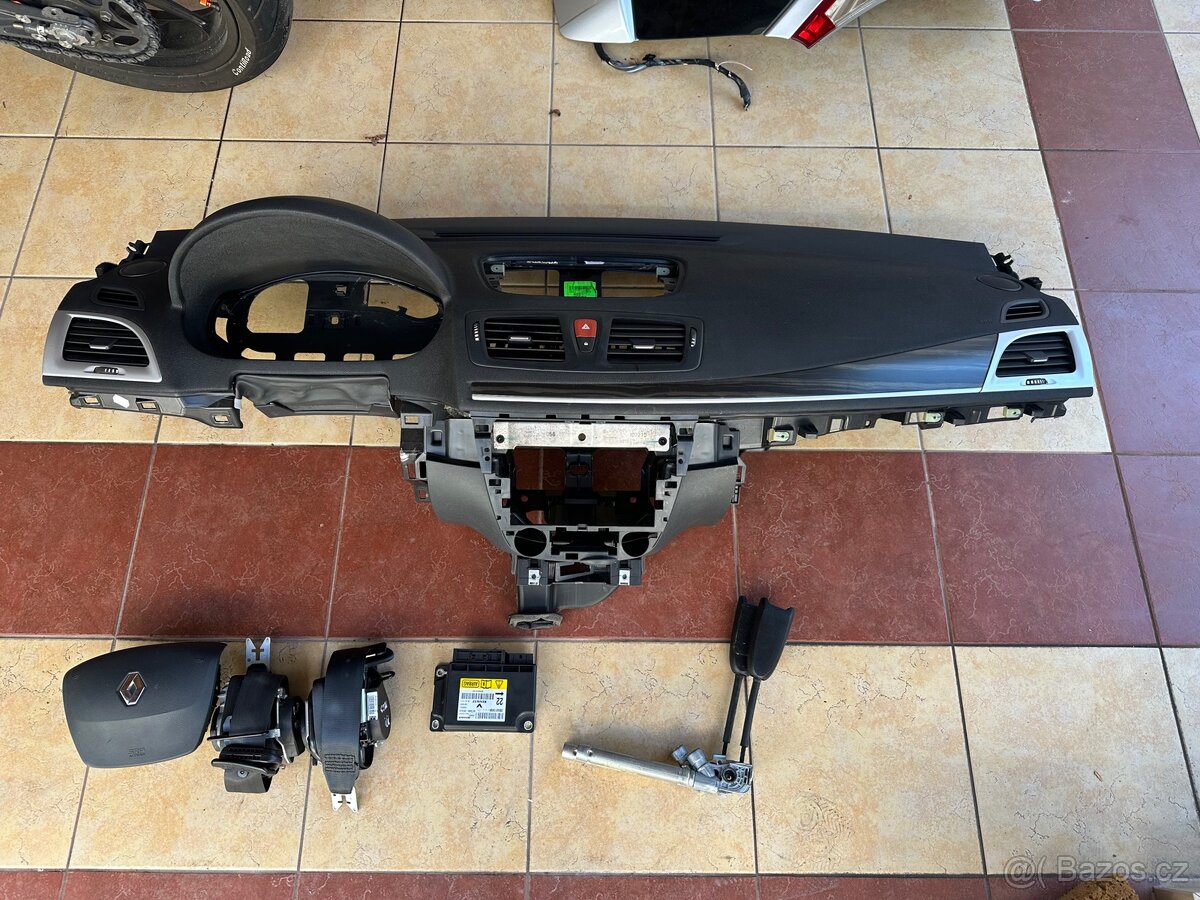 Renault Megane 3 palubní deska airbag pásy