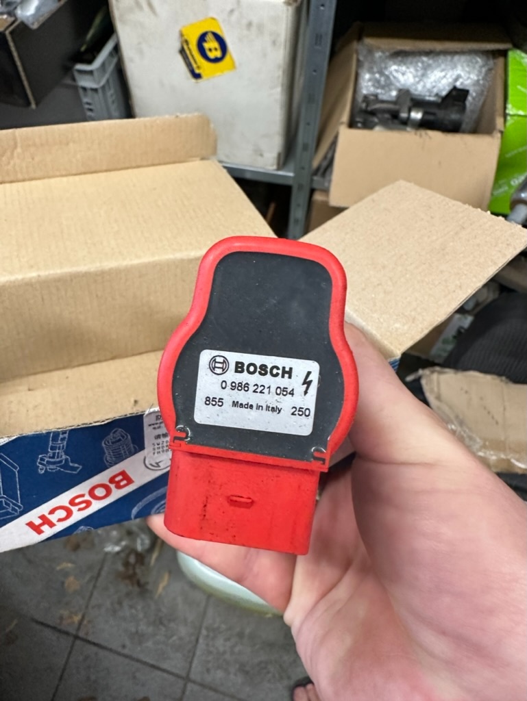 zapalovací cívka Bosch 0 986 221 054 - Audi S4, S5, A6 V8...