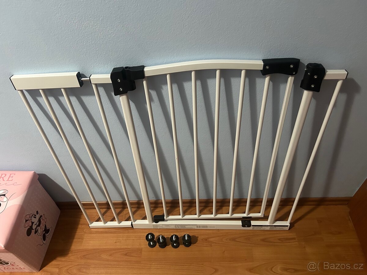 Dětská zábrana do dveří na schody