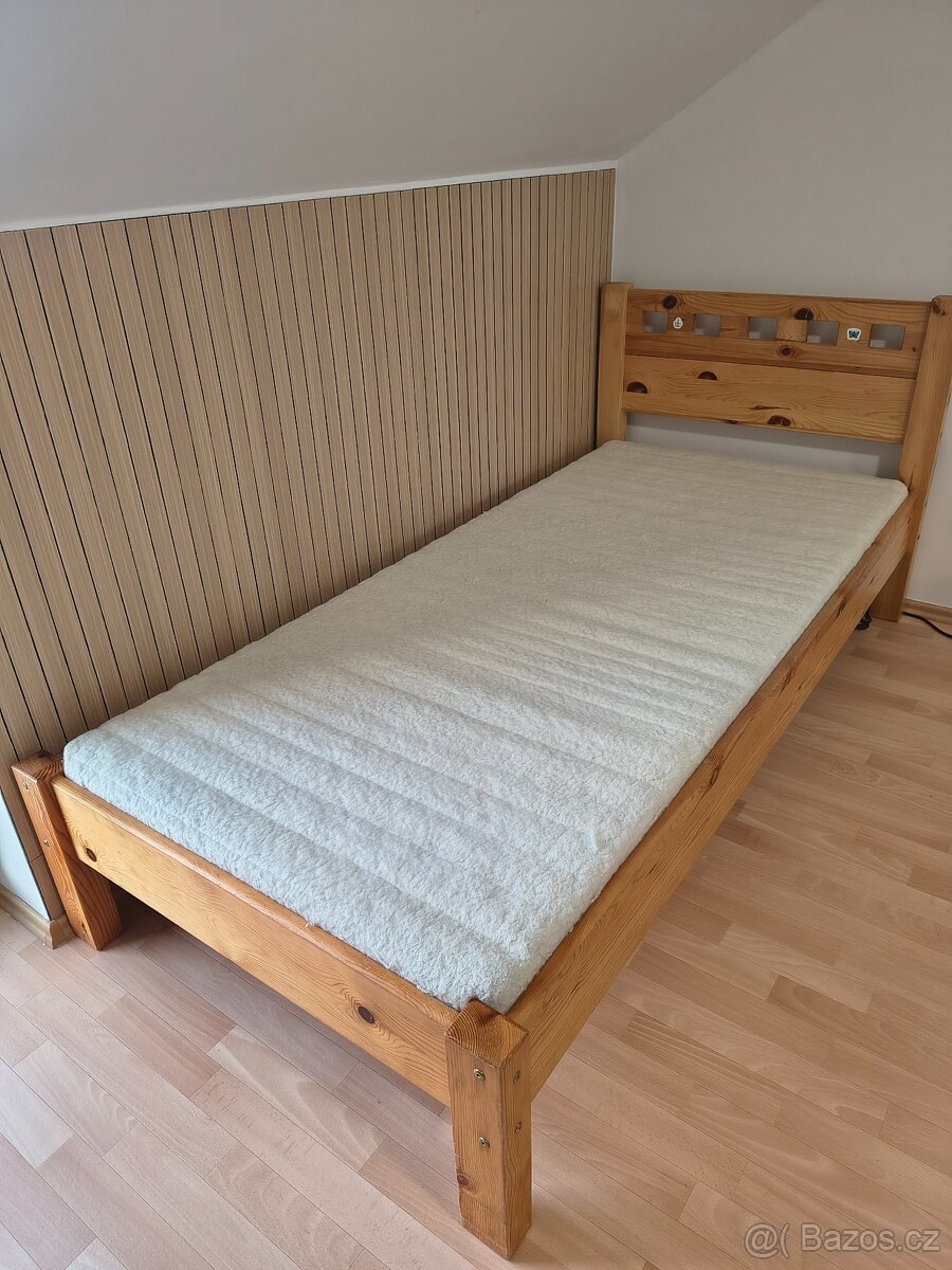 Dřevěná postel z masivu 90 x 200