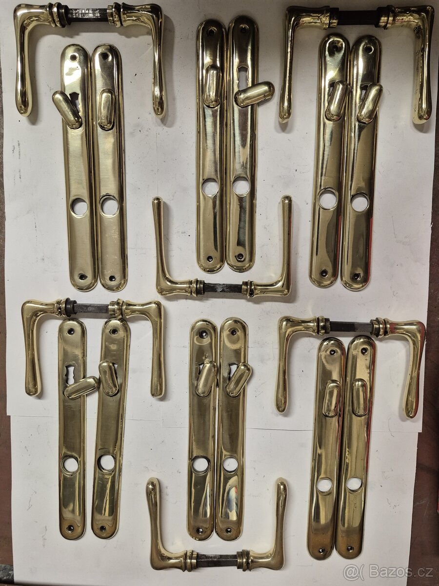 Mosazné kliky a kování