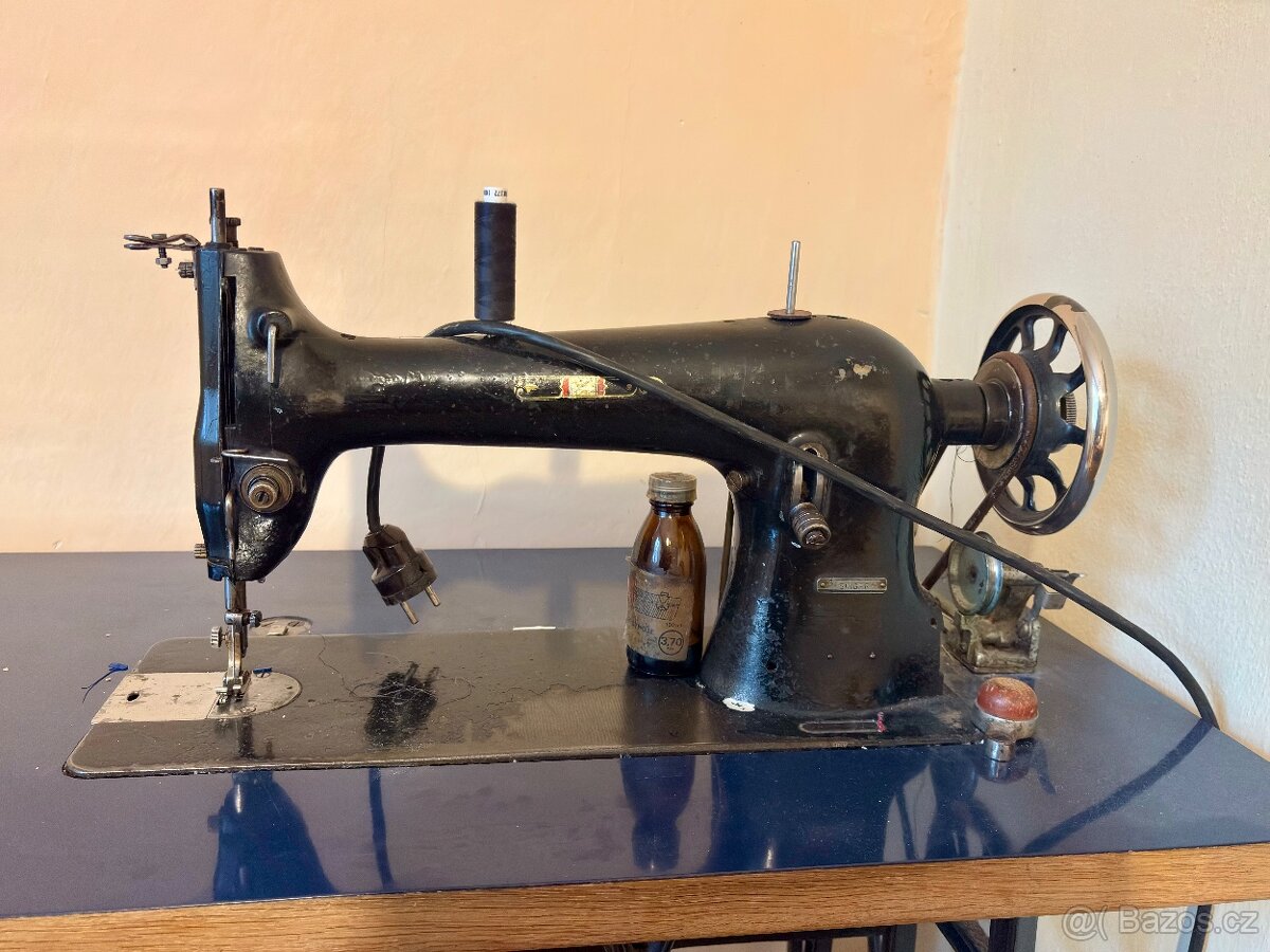 Funkční šlapací šicí stroj PHOENIX (cca 40. léta)