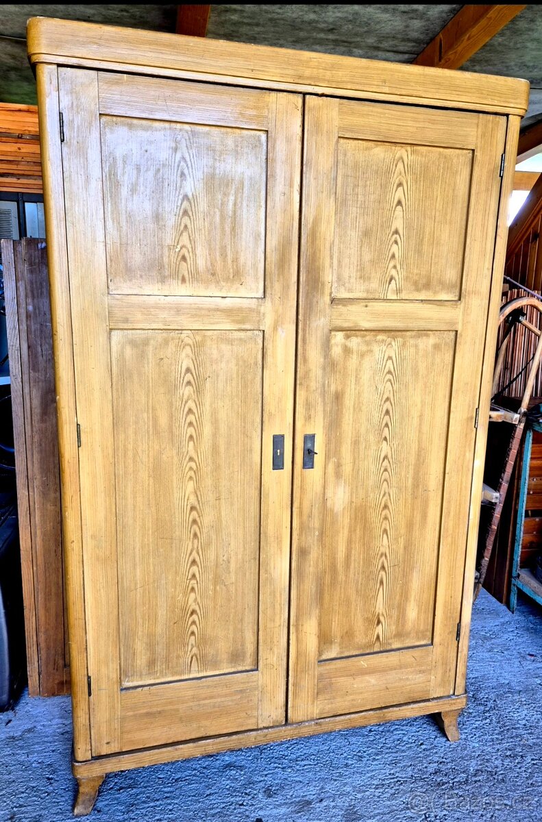 Starožitna skříň