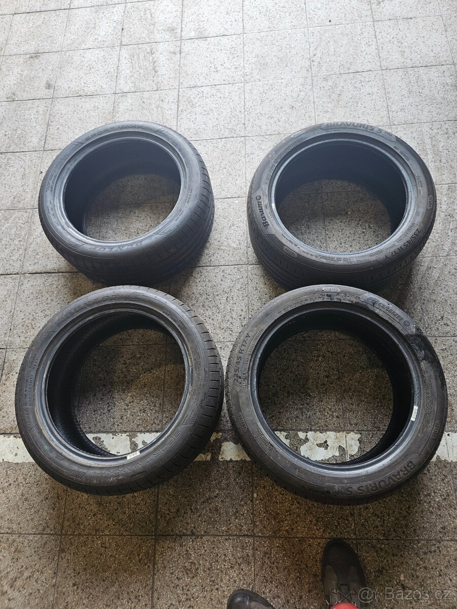 235/45 R17