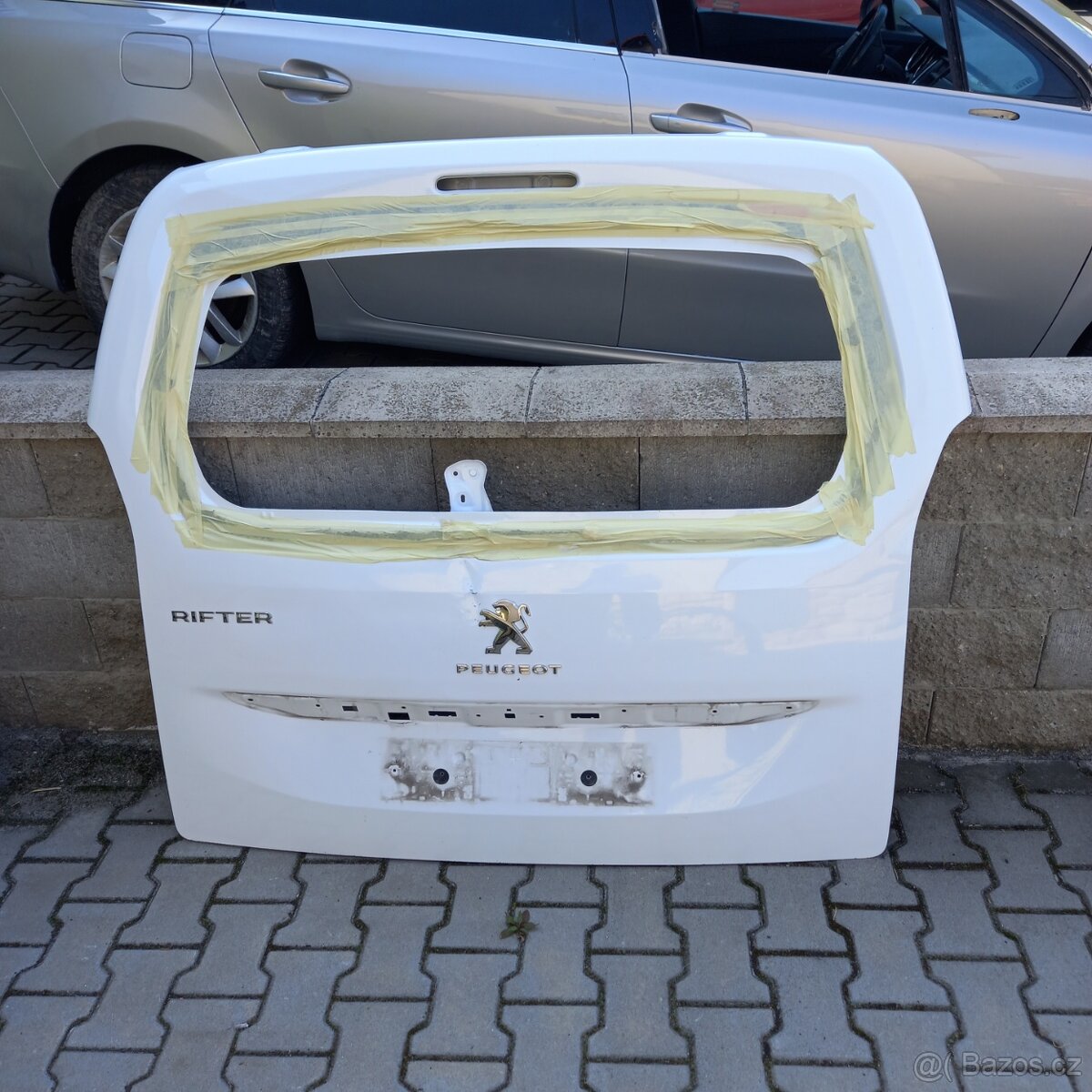 Peugeot Rifter -páté vyklápěcí dveře-pevné sklo.