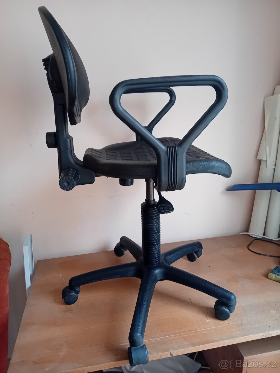 Pracovni židle na kolečkách
