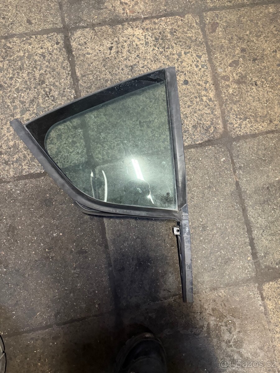 Sklo octavia 3 sedan pravý zadní