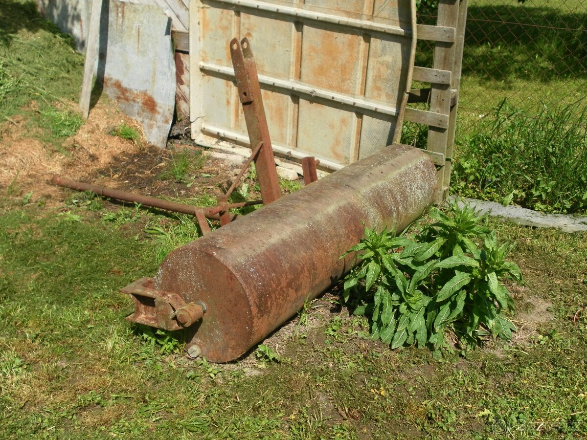 Zahradní válec za traktor