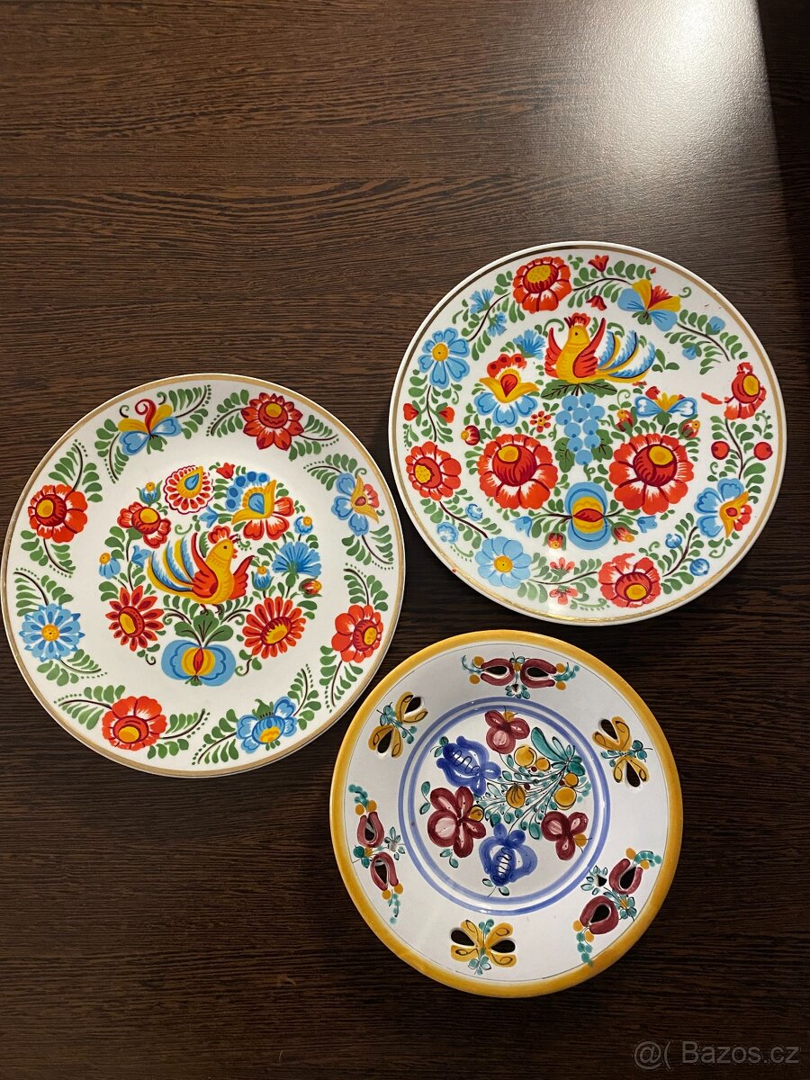 Sada ručně malovaných talířů