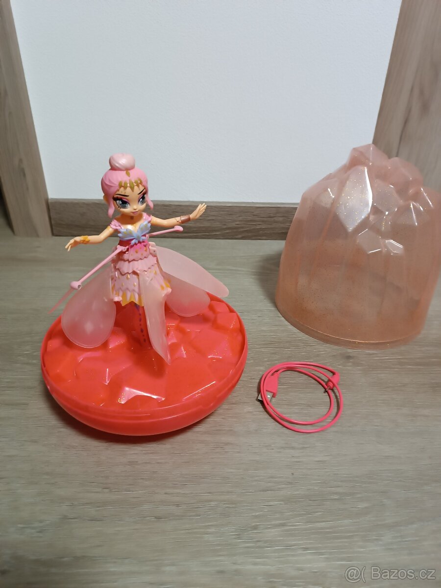 Létající víla od Hatchimals Pixies Crystal Flyers