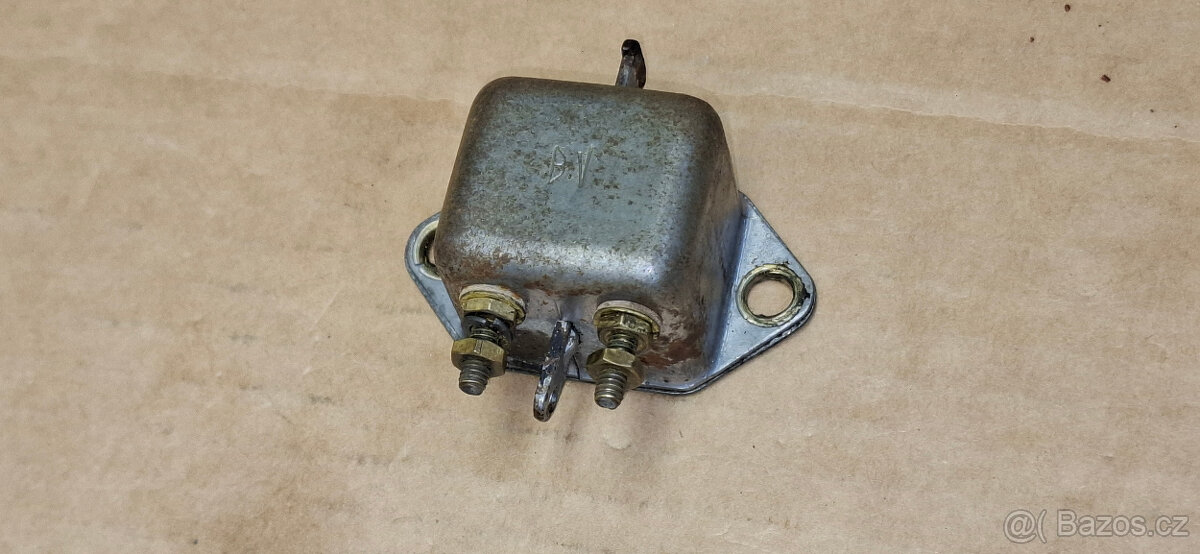 Mechanický spínač brzdového světla na autoveterána....