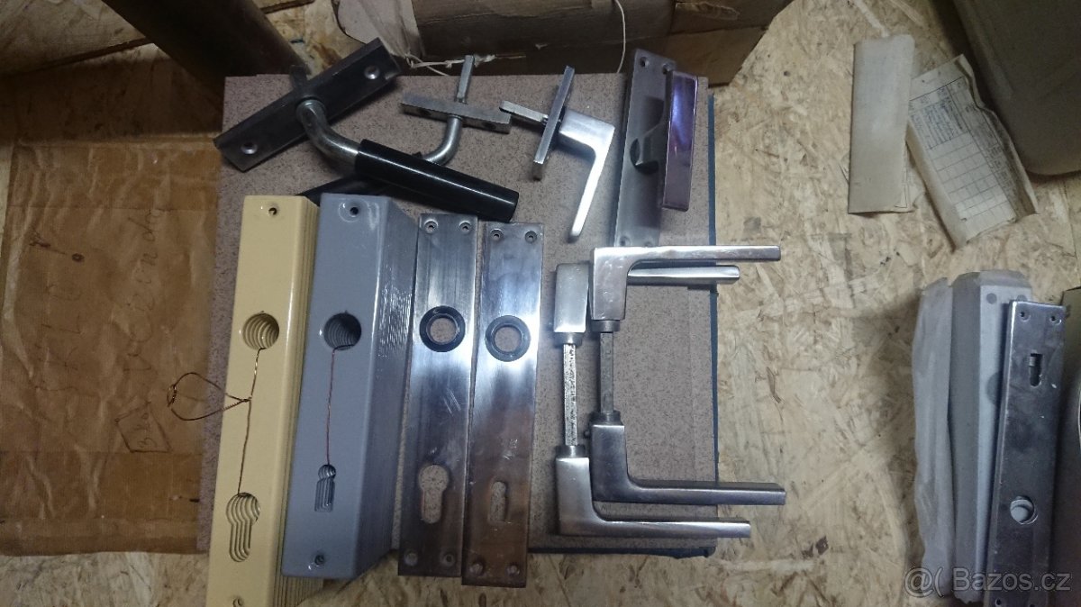 Hliníkové kování + kliky na dveře.