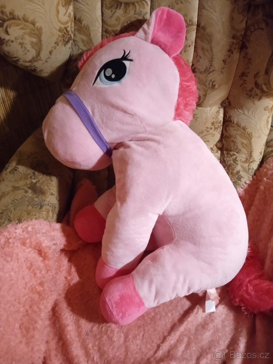 Velký plyšový koník