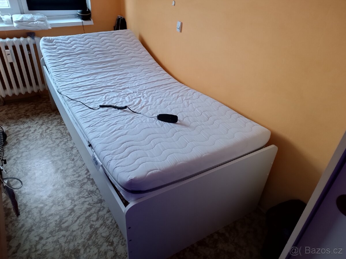 Lůžko s elektrickým polohovacím roštem