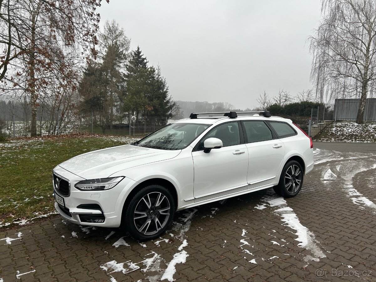 VOLVO V90 cross country s panoramatickou střechou