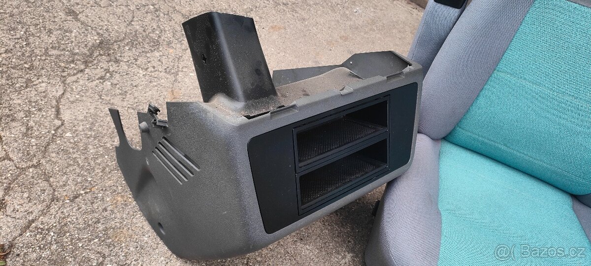VW T4 Multivan - kastlík u řazení, kryt baterie
