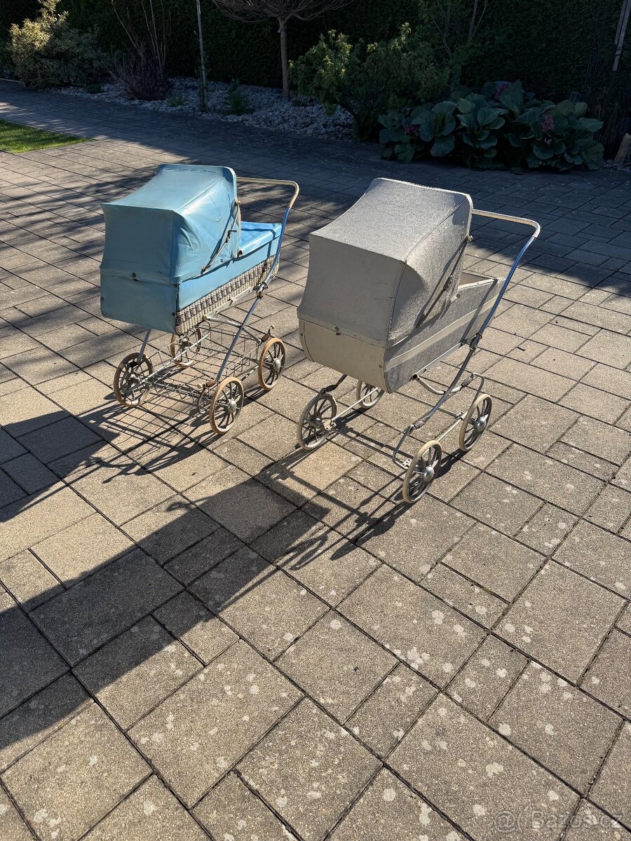 Starý kočárek na panenku