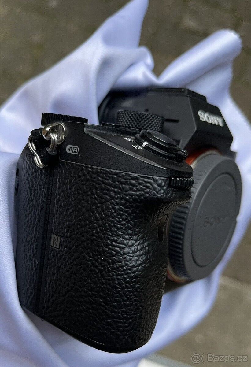 Skvělý Sony Alpha 7 III včetně zoom objektivu FE 24-105 mm F